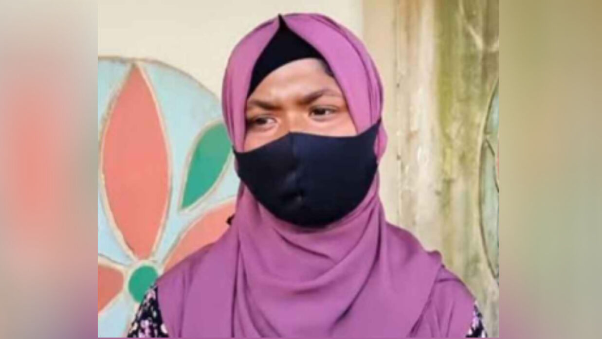 বিয়ের দাবিতে প্রেমিকের বাড়িতে অনশনে স্কুলছাত্রী