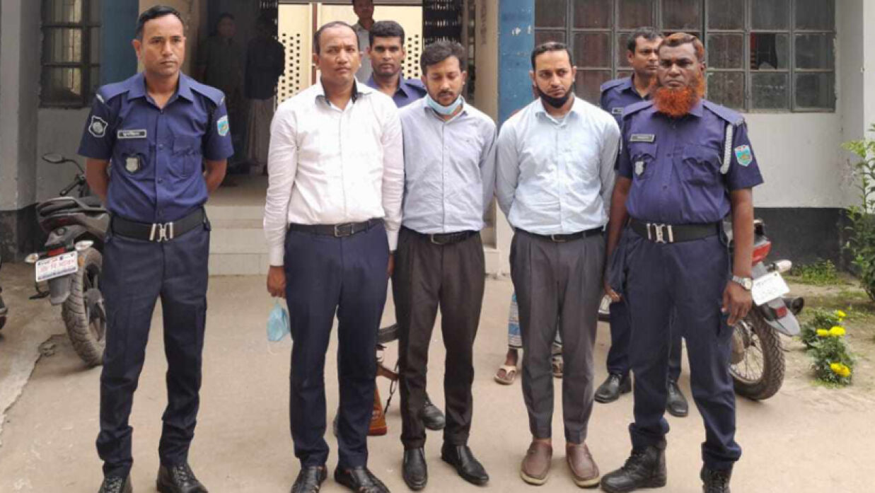 আটক তিন কর্মকর্তা