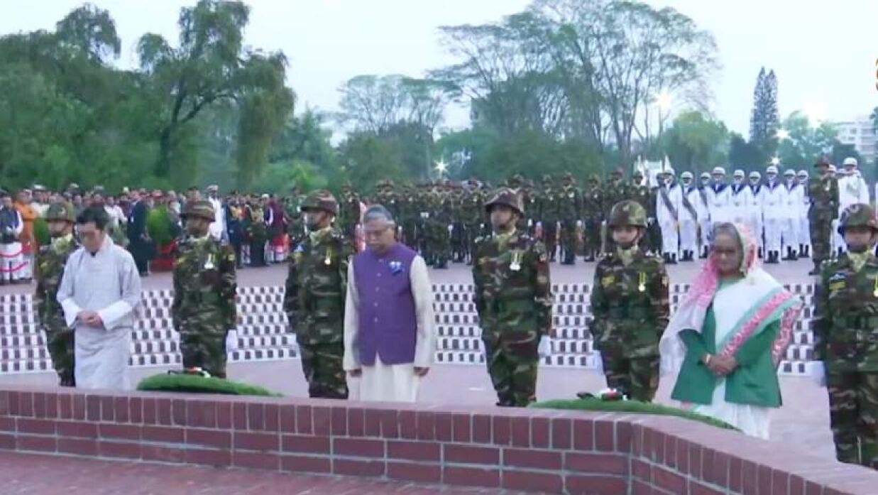 স্মৃতিসৌধে রাষ্ট্রপতি-প্রধানমন্ত্রী-ভুটানের রাজার শ্রদ্ধা