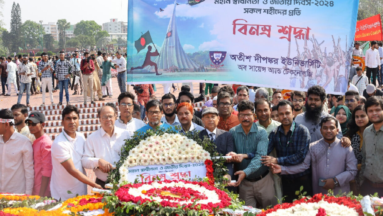 স্মৃতিসৌধে পুষ্পস্তবক অর্পণ