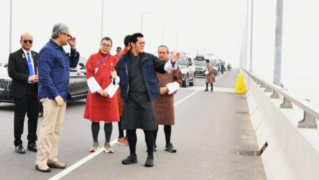 পদ্মা সেতুতে হাঁটলেন ভুটানের রাজা