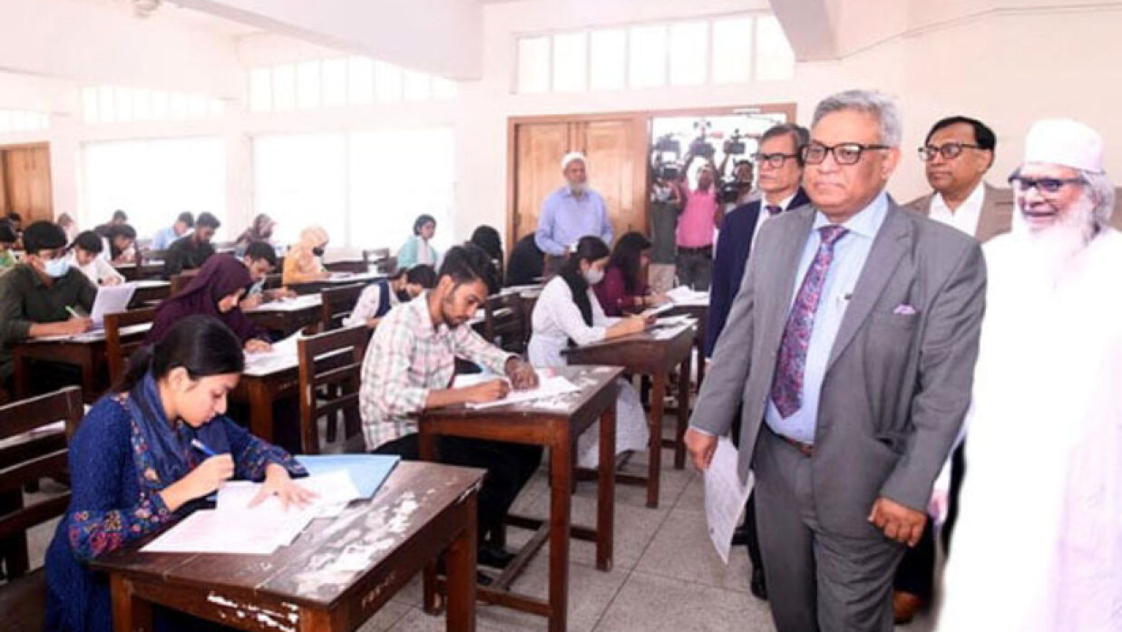 কক্ষ পরিদর্শন করছেন উপাচার্য অধ্যাপক ড. এ এস এম মাকসুদ কামাল