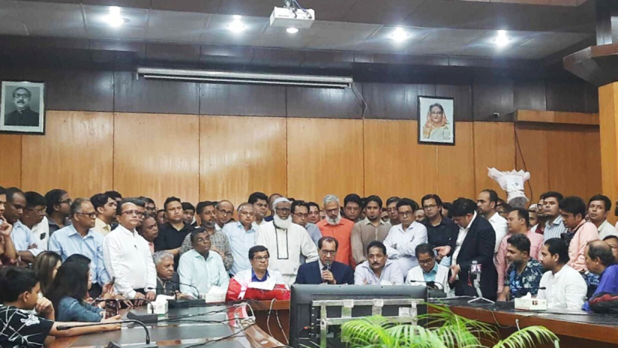 বক্তব্য রাখছেন বিএসএমএমইউর নবনিযুক্ত উপাচার্য