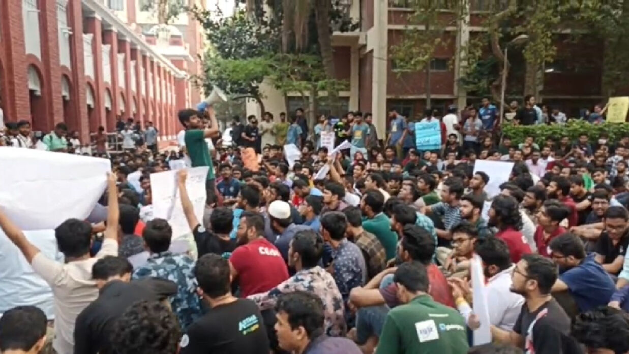 আন্দোলনরত শিক্ষার্থীরা