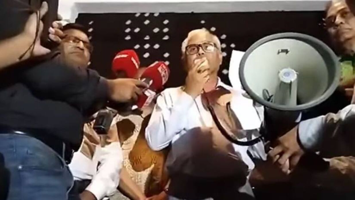 আন্দোলনরত শিক্ষার্থীদের সঙ্গে কথা বলছেন বুয়েট ভিসি
