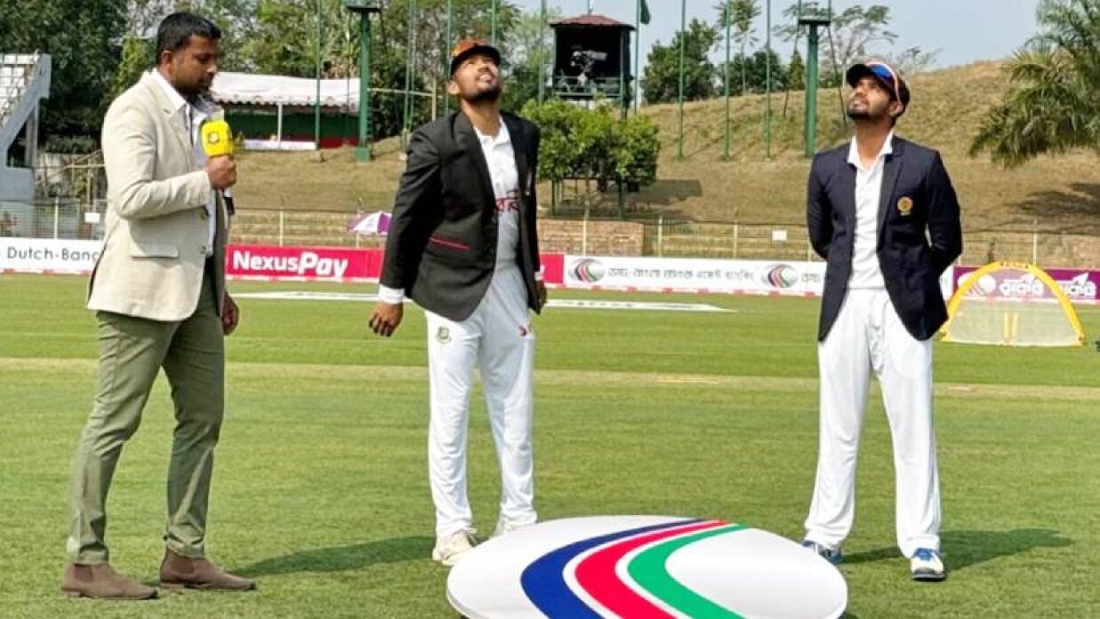 টসের সময় দুইদলের অধিনায়ক