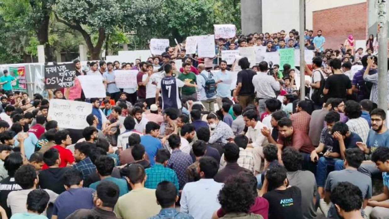 ৬ ছাত্রের স্থায়ী বহিষ্কারের দাবিতে বুয়েট শিক্ষার্থীদের আল্টিমেটাম