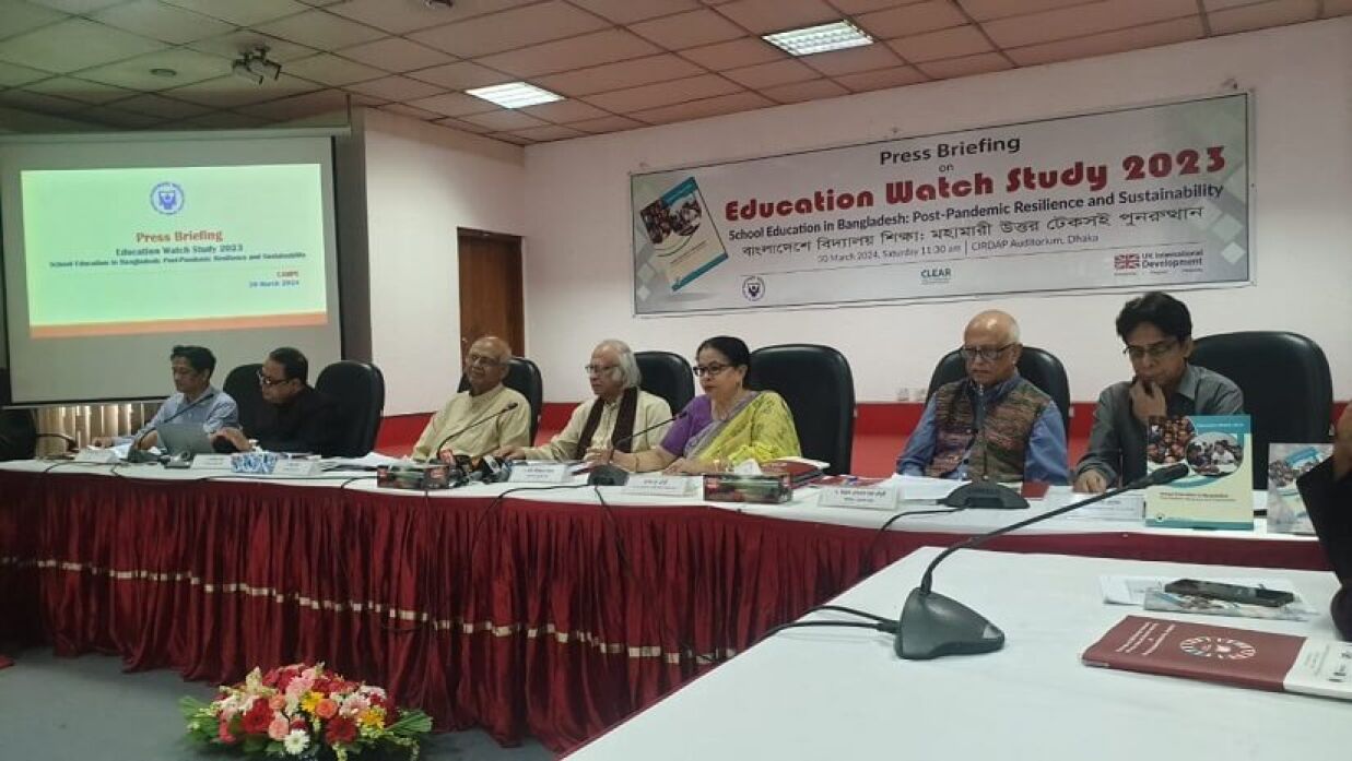 রাজধানীর সিরডাপ মিলনায়তনে এডুকেশন ওয়াচ প্রতিবেদন প্রকাশ অনুষ্ঠানে অতিথিরা