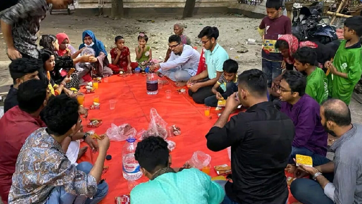 পথ শিশুদের নিয়ে ইফতার করল স্টামফোর্ড বিশ্ববিদ্যালয় সাংবাদিক ফোরাম