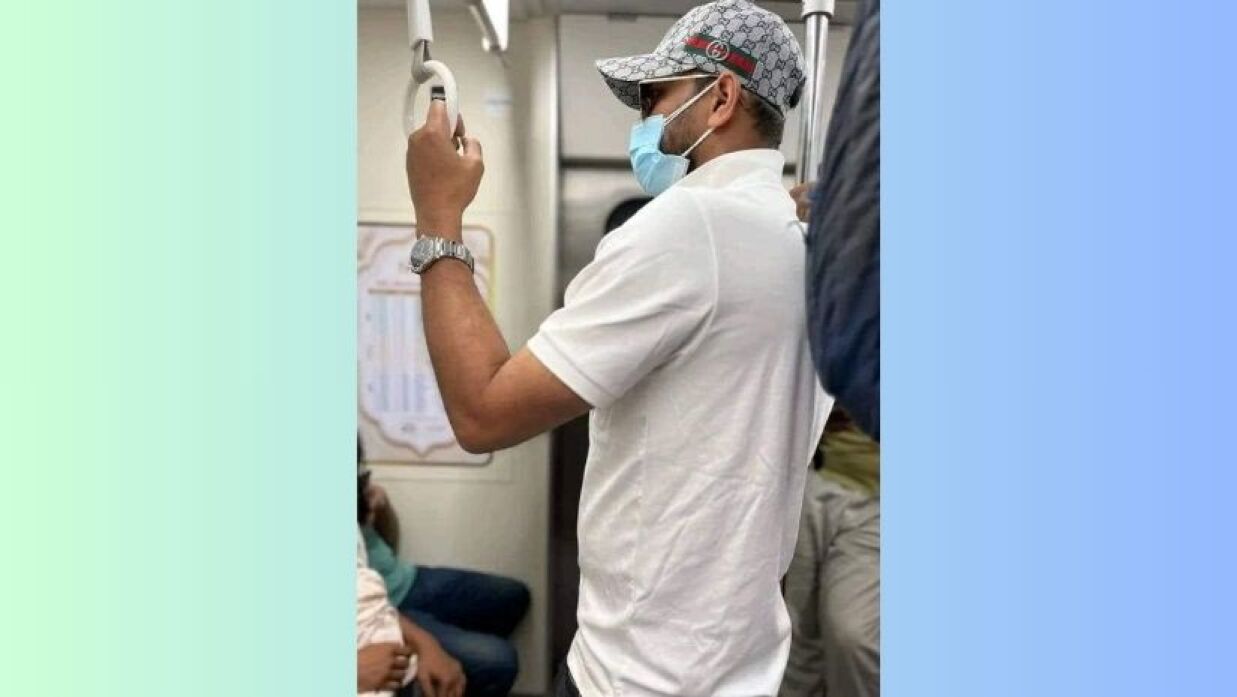 মুখে মাস্ক, চোখে চশমা আার মাথায় ক্যাপ পরে মেট্রোরেলে মাশরাফি বিন মর্তুজা