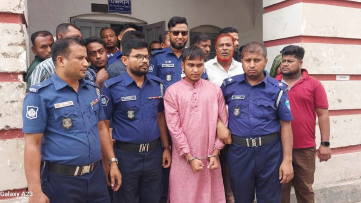 পুলিশের সাথে মৃত্যুদণ্ড পাওয়া আসামি