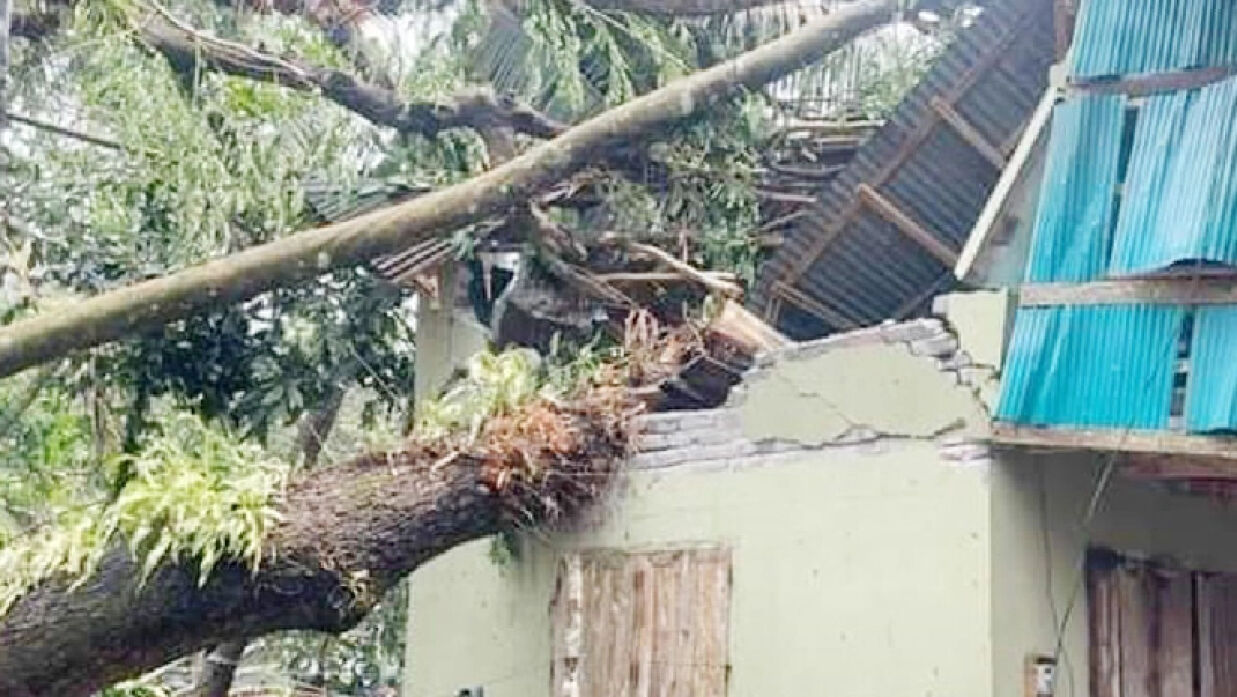 কালবৈশাখী ঝড়ে লন্ডভন্ড বাড়িঘর