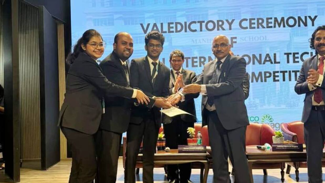 অ্যাওয়ার্ড নিচ্ছেন চবির তিন শিক্ষার্থী 