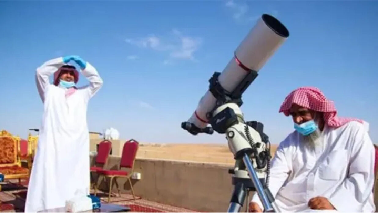 চাঁদ দেখার চেষ্টা করছেন সৌদির মানুষ