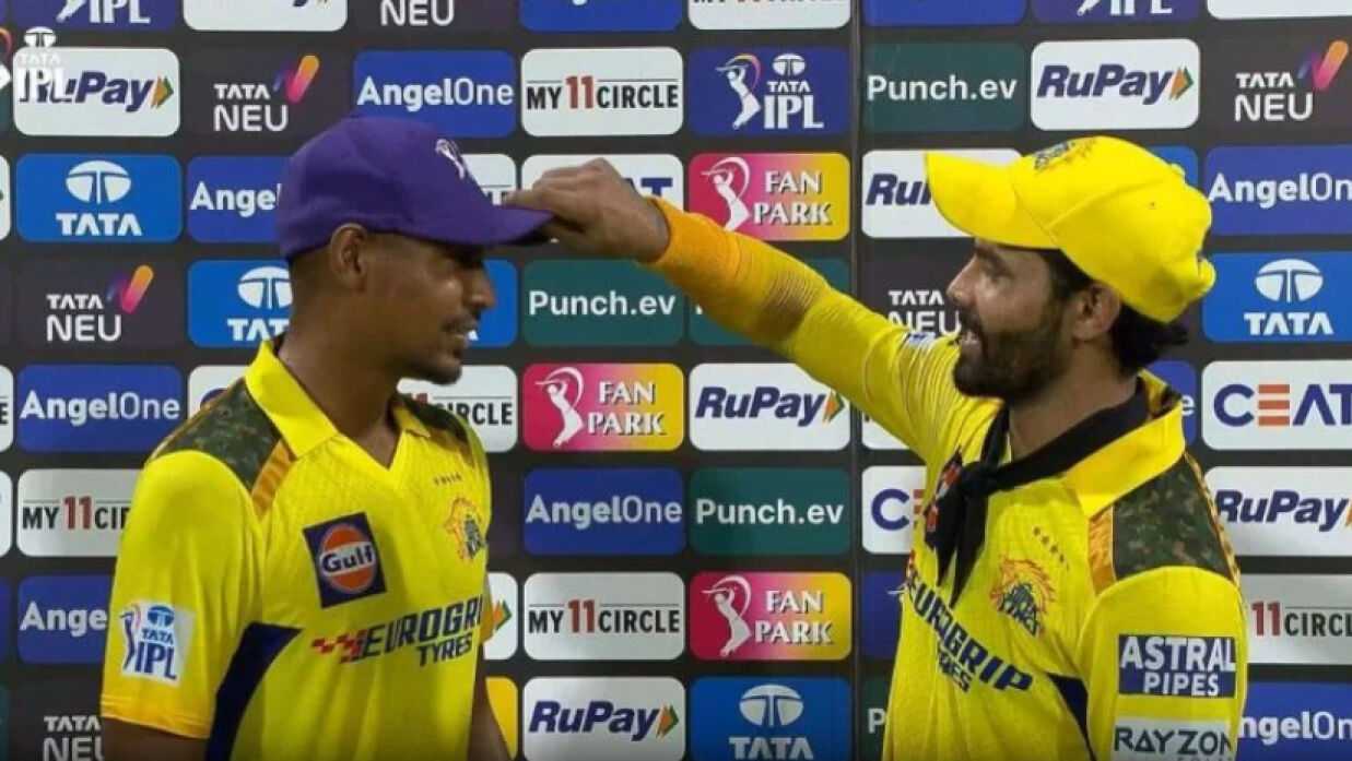 পার্পল ক্যাপ পড়িয়ে দিচ্ছেন জাদেজা