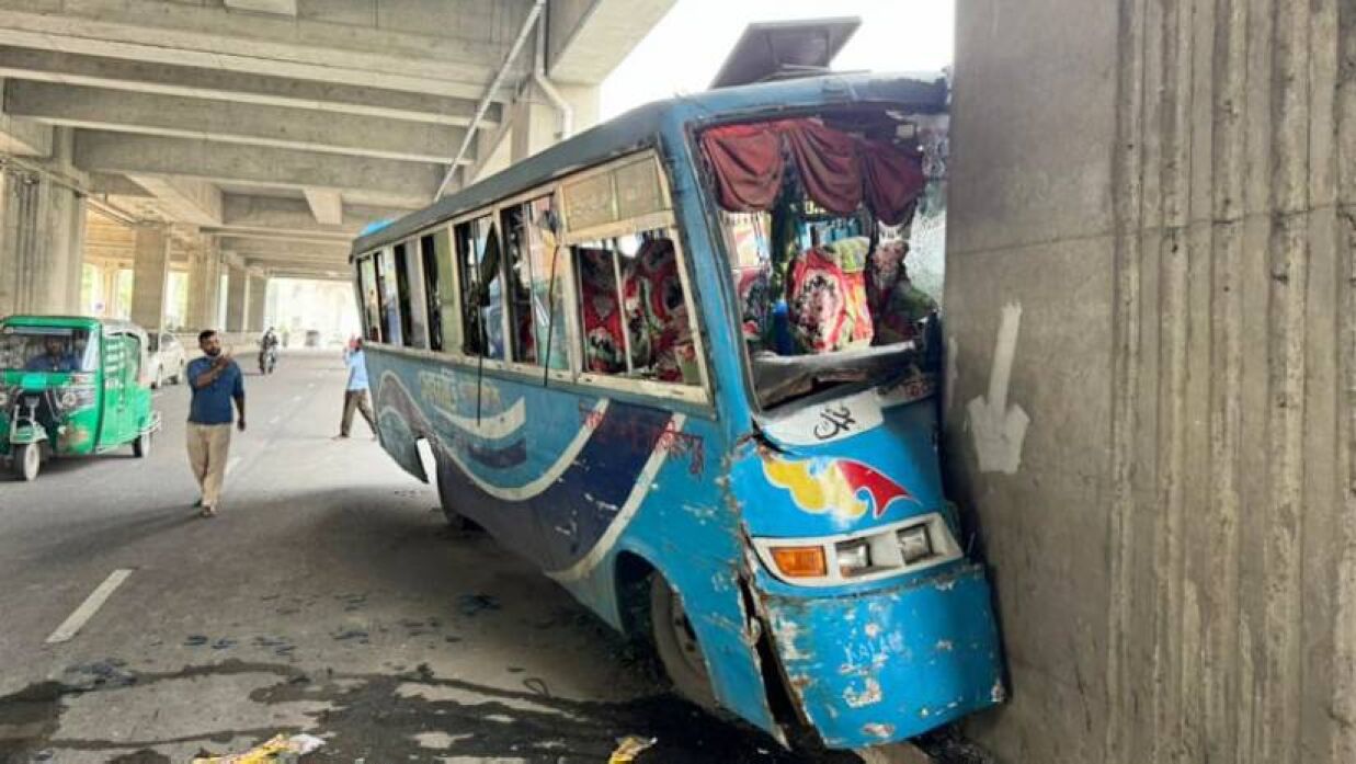 মেট্রোরেলের পিলারে যাত্রীবাহী বাসের ধাক্কা