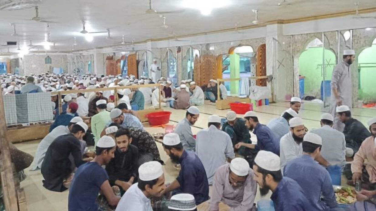 চট্টগ্রামের হাটহাজারীর আল্-জামিয়াতুল আহলিয়া দারুল উলূম মুঈনুল ইসলাম প্রকাশ হাটহাজারী মাদ্রাসা