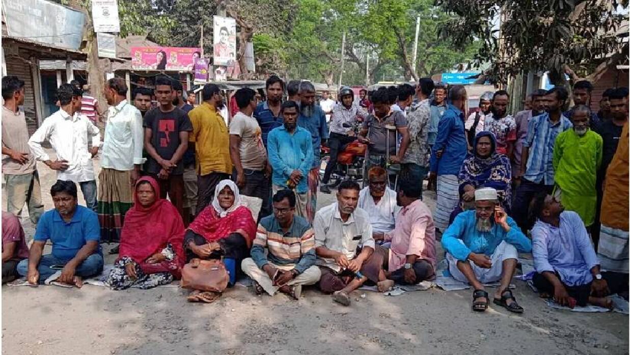 মারধর করার প্রতিবাদে সড়ক অবরোধ করেন চেয়ারম্যান ও অন্য ইউপি সদস্যরা