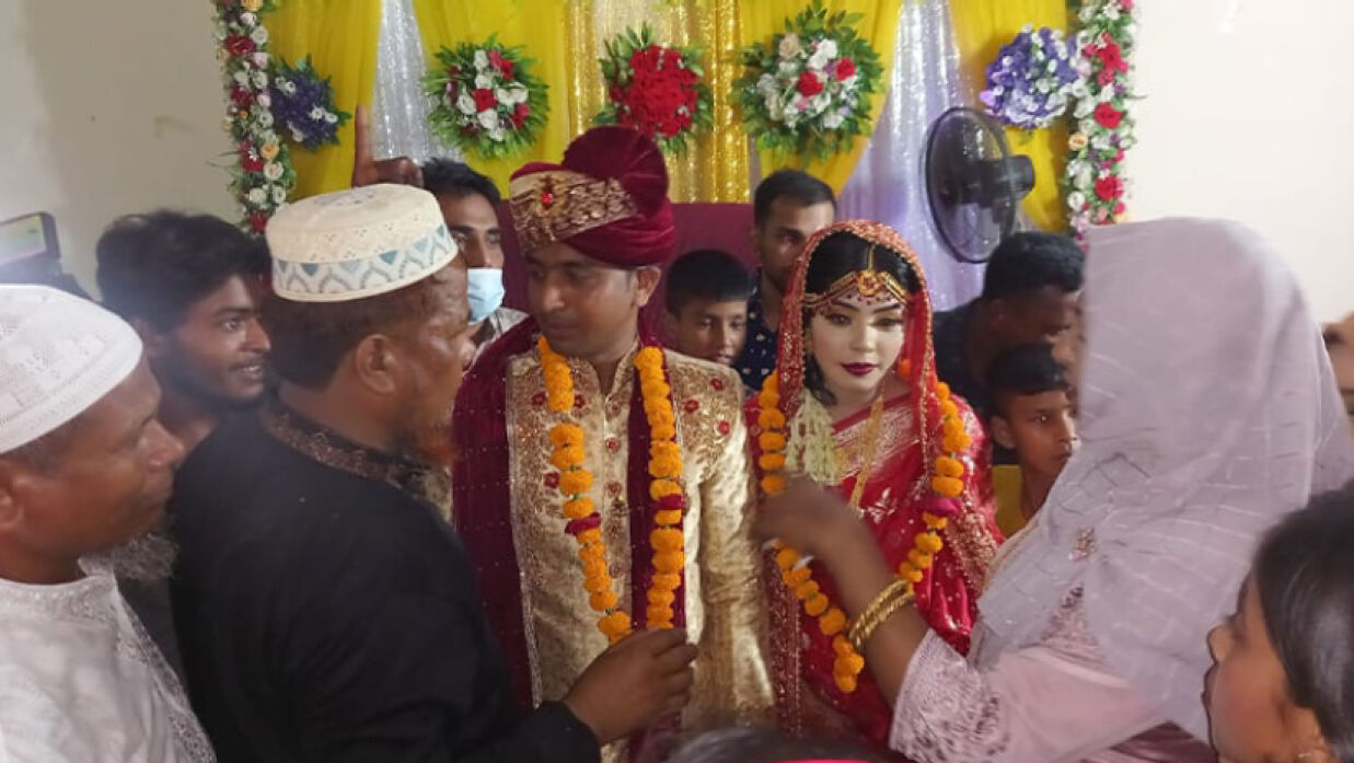 কলেজের ক্লাস রুমে গায়ে হলুদ-বিয়ে, খাওয়ানো হয় মাঠে