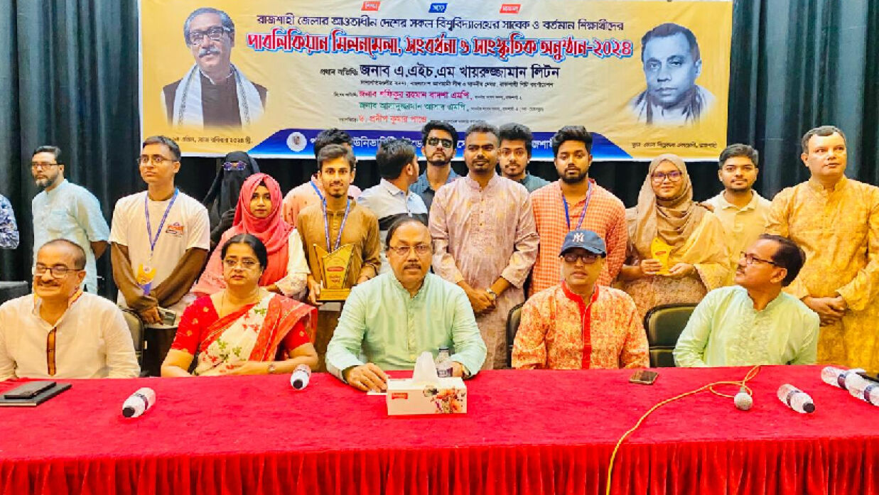 অনুষ্ঠানে অতিথিদের সাথে শিক্ষার্থীরা