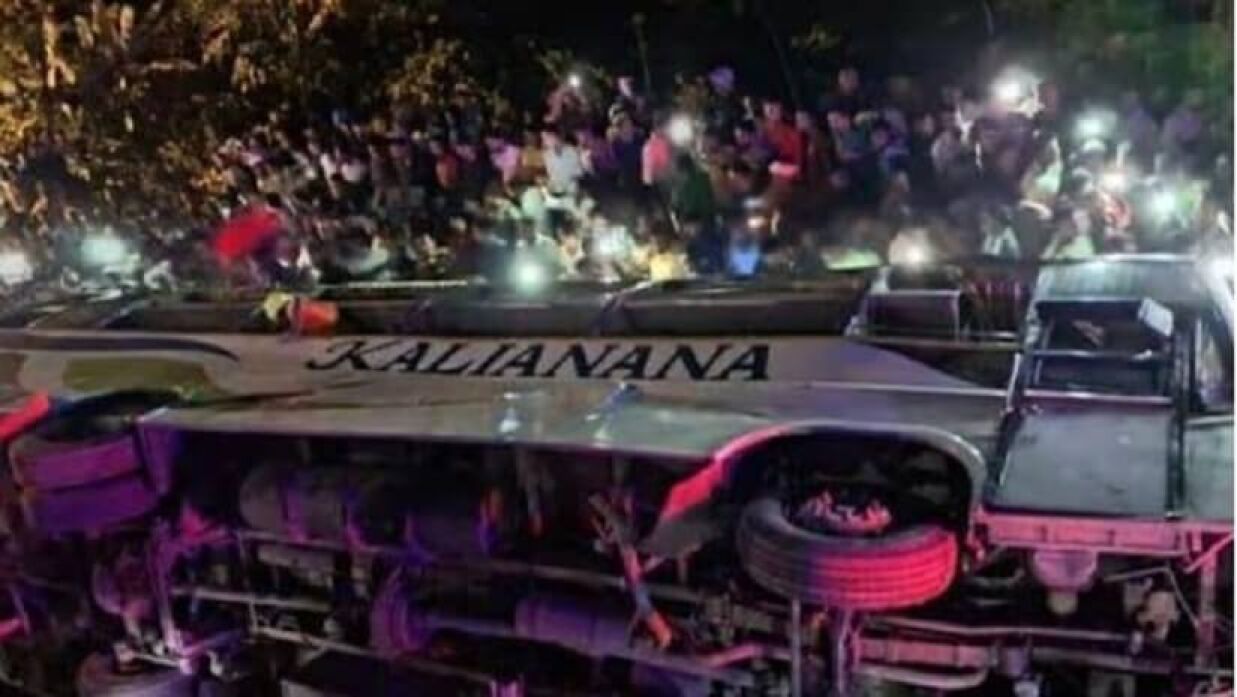 ভারতের ওড়িশায় ভয়াবহ দুর্ঘটনার কবলে পড়া বাস