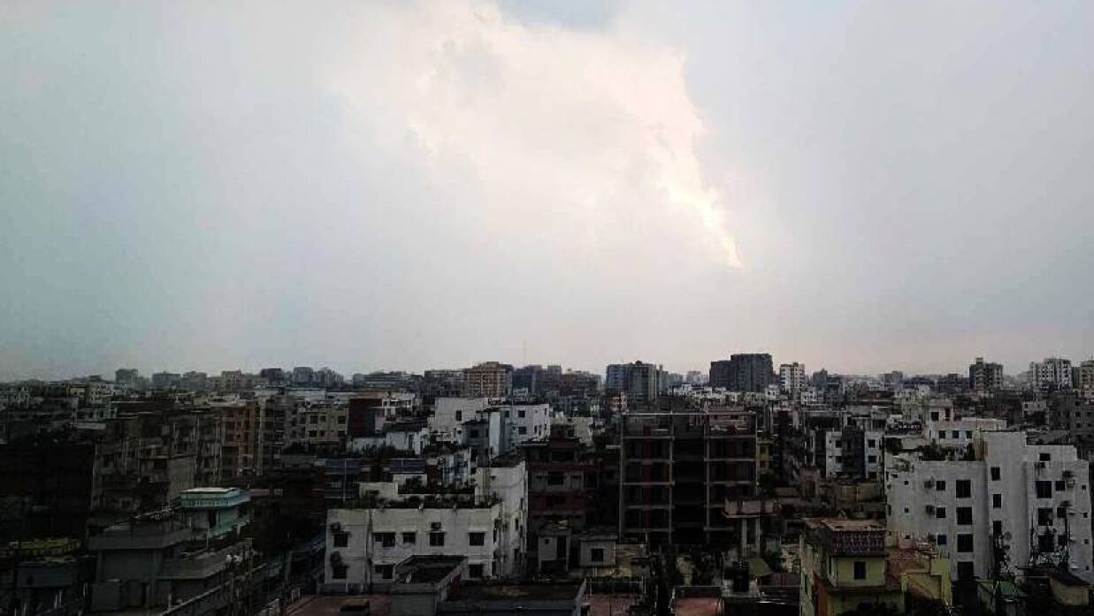 কালো মেঘে অন্ধকারাচ্ছন্ন হয়ে পড়ে রাজধানীর বিভিন্ন জায়গায়।
