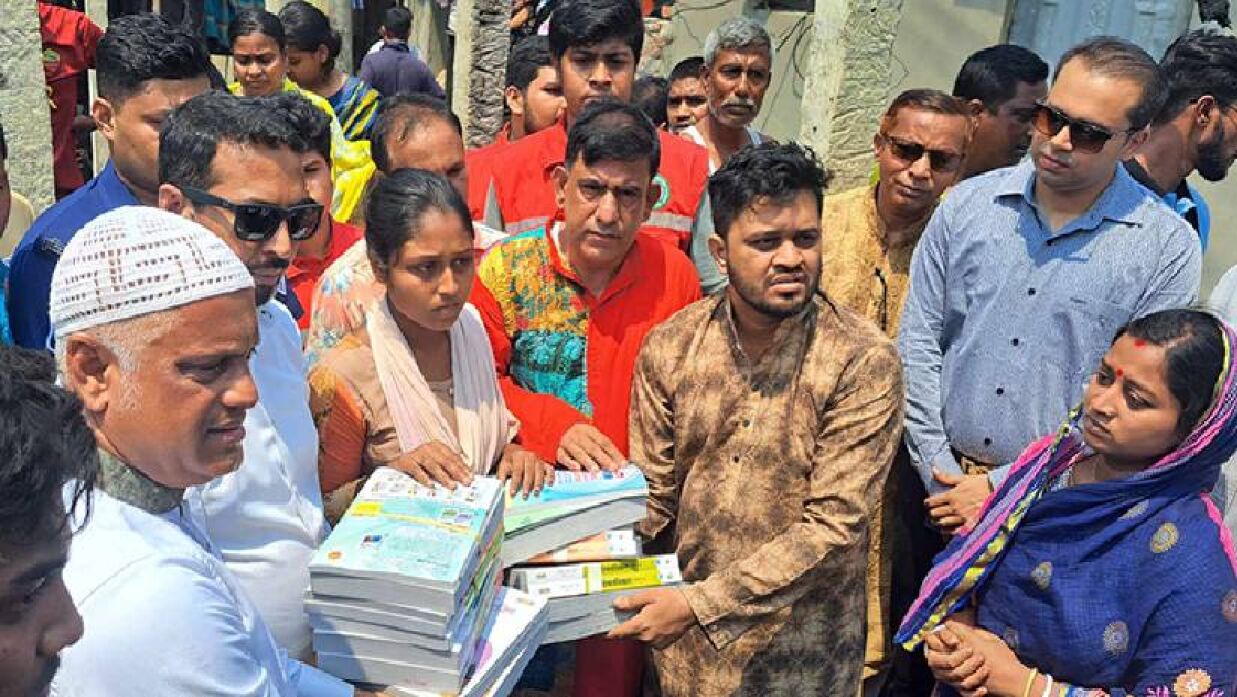 পুড়ে যাওয়া বই ও ফরম ফিলাপের টাকা পেয়ে খুশি অঙ্কিতা