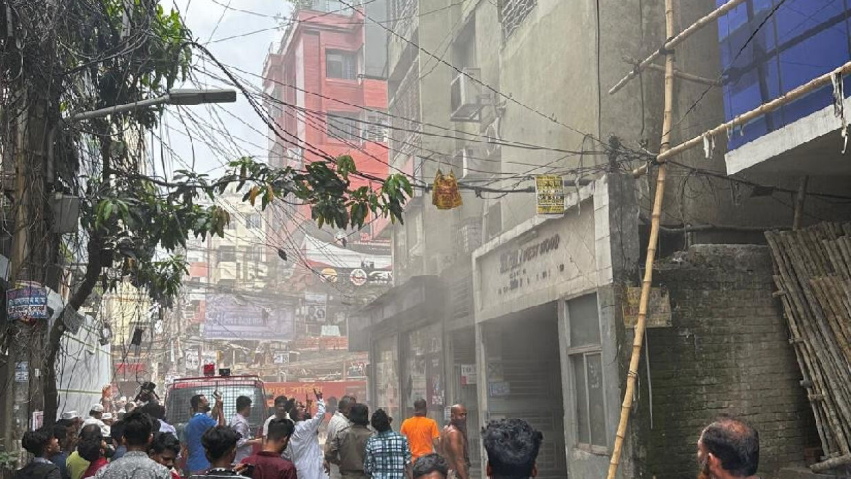 বনশ্রীতে আবাসিক ভবনে আগুন