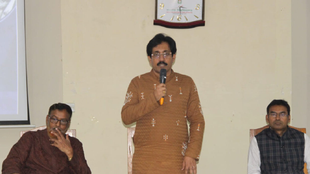 অনুষ্ঠানে বক্তব্য রাখছেন নজরুল বিশ্ববিদ্যালয়ের উপাচার্য 