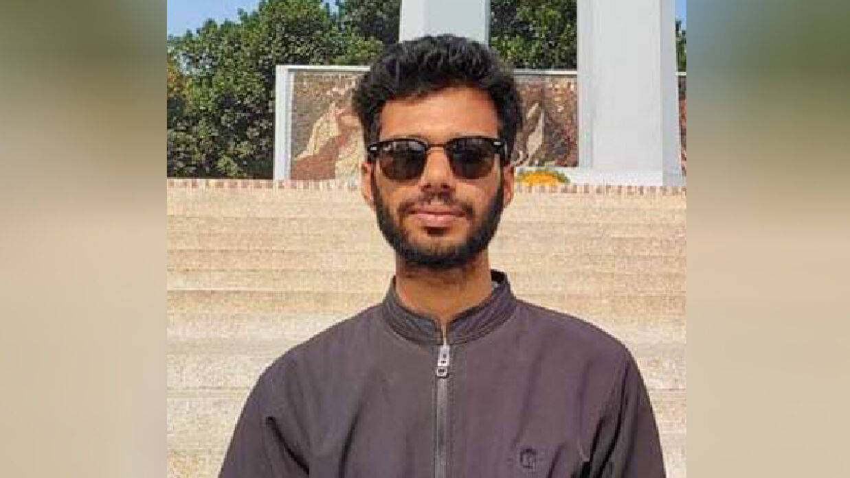 ‘তোকে সিটে উঠতে না দিলে প্রক্টর-প্রাধ্যক্ষ আসবে?’