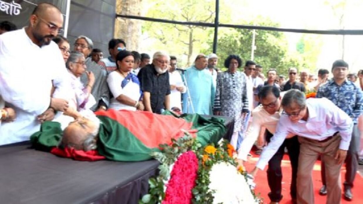 শিব নারায়ণ দাসের মরদেহে শ্রদ্ধা নিবেদন করছেন অধ্যাপক ড. মুহাম্মদ সামাদ