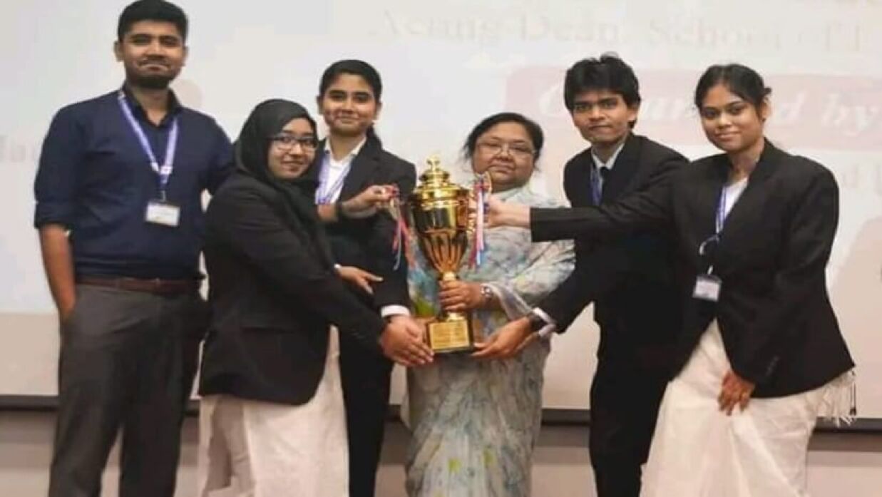 মুট কোর্ট প্রতিযোগিতায় চ্যাম্পিয়ন হওয়া মেরিটাইম ল’ অ্যান্ড পলিসি বিভাগের চার সদস্যের দল