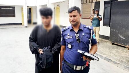 বোরকা পরে মহিলা মাদ্রাসায় ঢুকলেন যুবক, বের হলেন গণপিটুনি খেয়ে