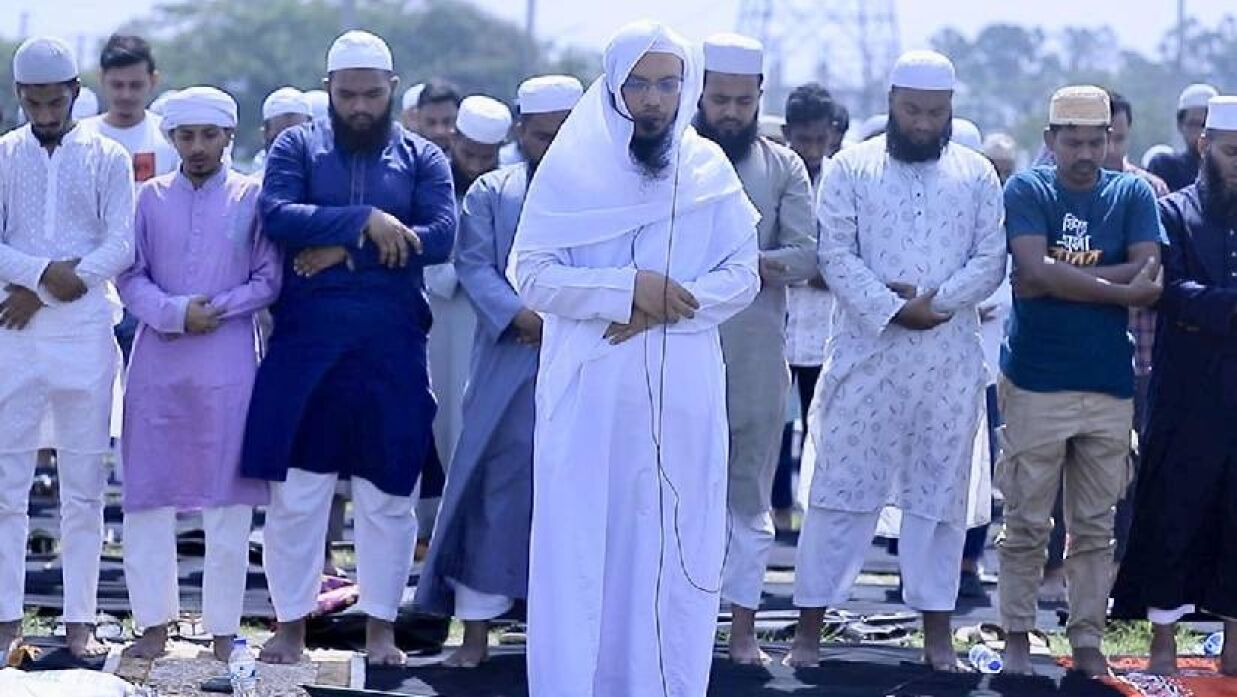 শায়খ আহমাদুল্লাহর নেতৃত্বে বৃষ্টির জন্য নামাজ আদায়