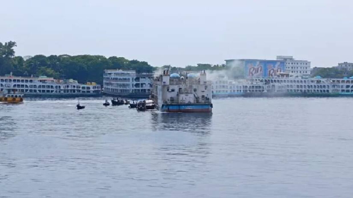 সদরঘাটে লঞ্চে আগুন