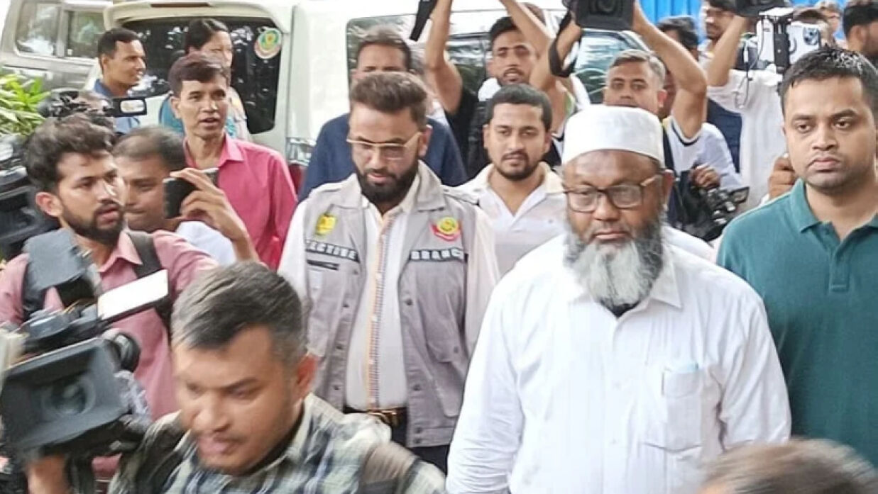 বোর্ডের সদ্য সাবেক চেয়ারম্যান আলী আকবর ও পরীক্ষা নিয়ন্ত্রক কেফায়েত উল্লাহকে প্রায় ৩-৪ ঘণ্টা ডিবি কার্যালয়ে জিজ্ঞাসাবাদ করা হয়