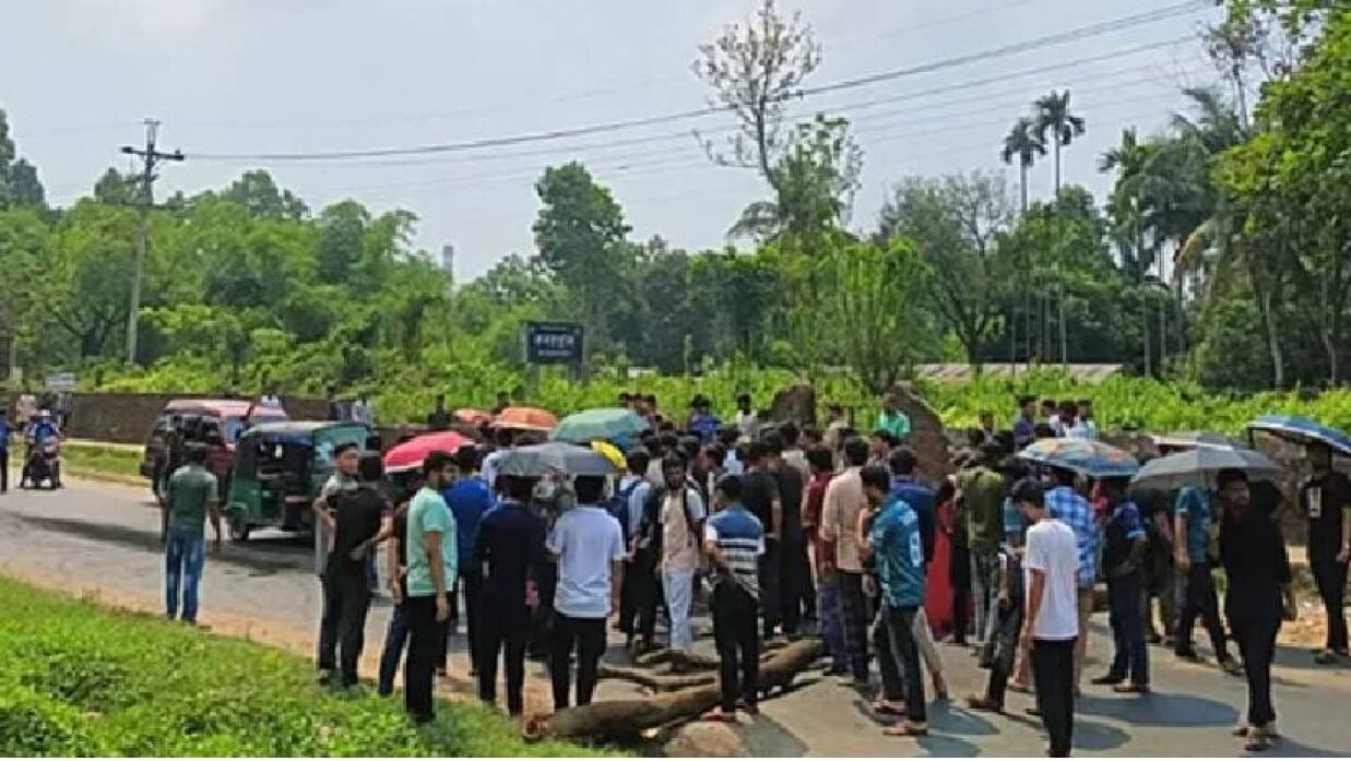 শিক্ষার্থীদের সড়ক অবরোধ