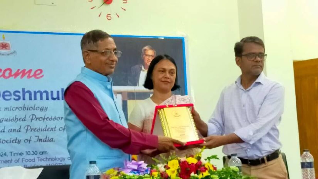 মাভাবিপ্রবিতে বক্তব্য রাখেন ভারতের অধ্যাপক ড. এ. এম. দেশমুখ