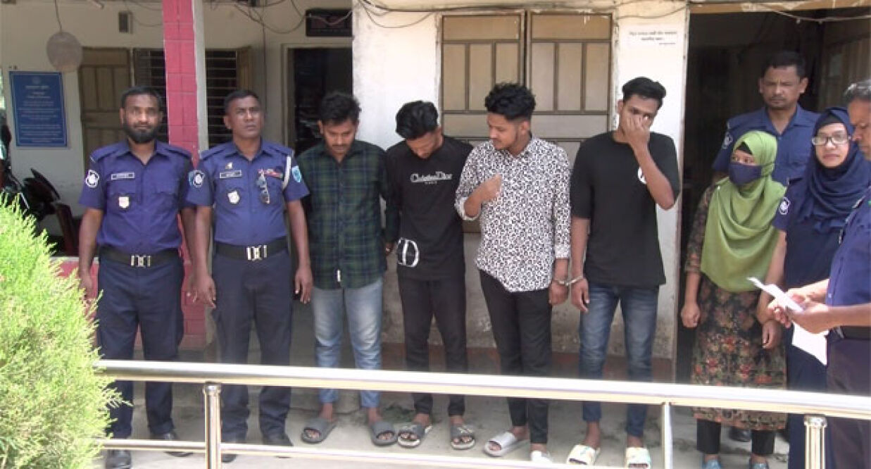 কলেজছাত্রী সহ ৪ সহযোগীকে গ্রেপ্তার