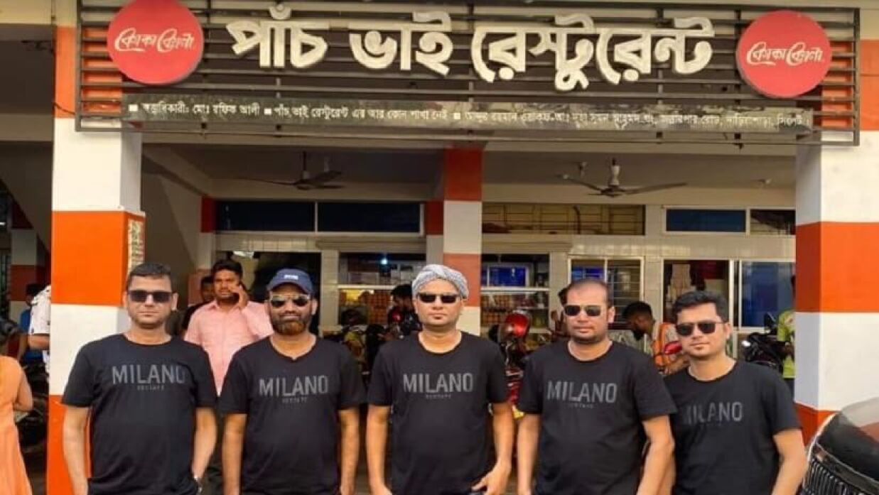 পাঁচ ভাই রেস্টুরেন্টের সামনে ভাইদের সঙ্গে সহকারী অধ্যাপক মো. জোবায়ের মিয়া