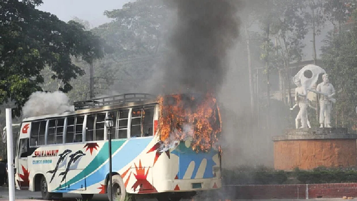 ক্ষুব্ধ শিক্ষার্থীদের বাসে আগুন