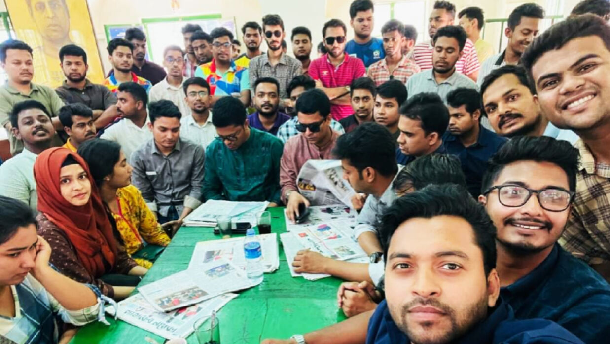 ছাত্রলীগ নেতাদের সঙ্গে মধুর ক্যান্টিনে সংগঠনটির কর্মীরা