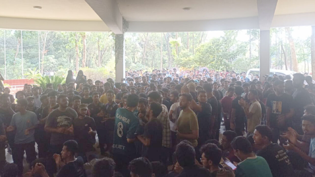 হল ছাড়বেন না চুয়েট শিক্ষার্থীরা