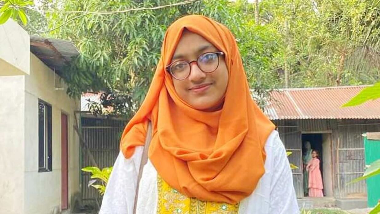 স্কুলছাত্রী রোশমিয়া জেবি