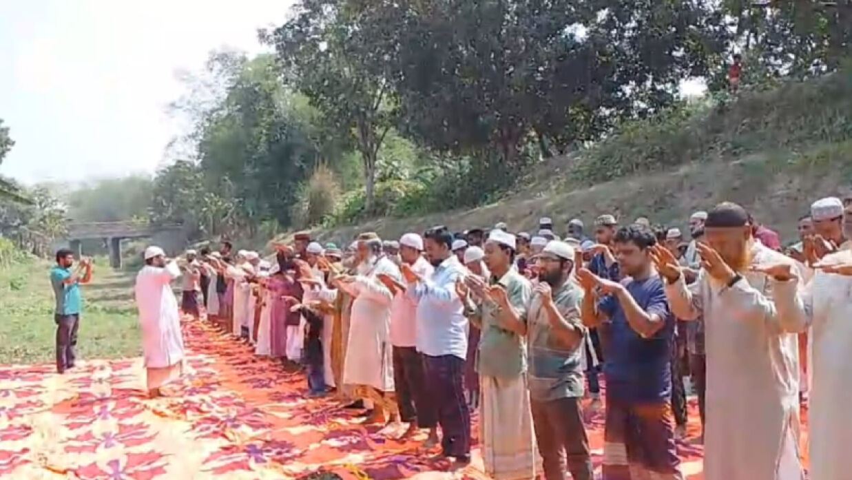 শুকিয়ে যাওয়া নদীতে বৃষ্টির জন্য ইসতেস্কার নামাজ