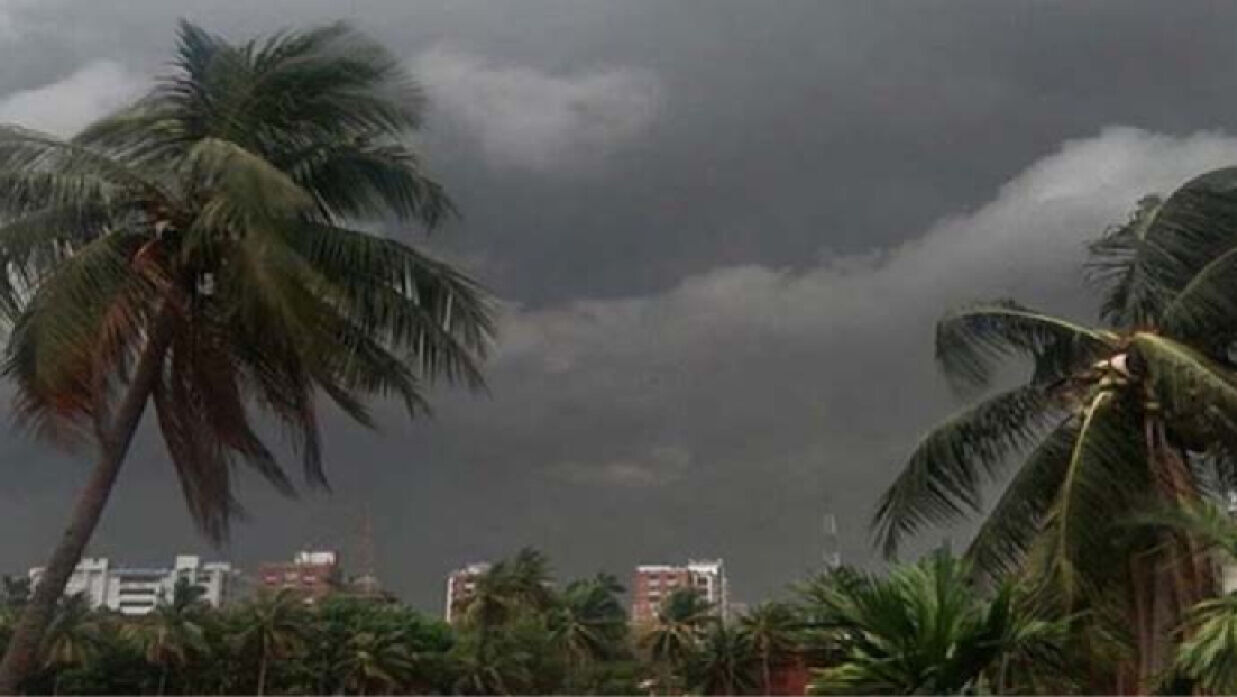 কালো মেঘে ডেকে থাকা আকাশ