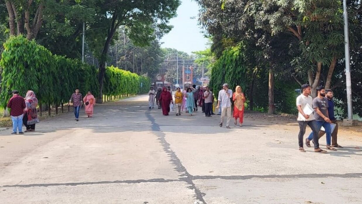 মাওলানা ভাসানী বিজ্ঞান ও প্রযুক্তি বিশ্ববিদ্যালয় কেন্দ্রে আসছেন শিক্ষার্থী ও তাদের অভিভাবকরা