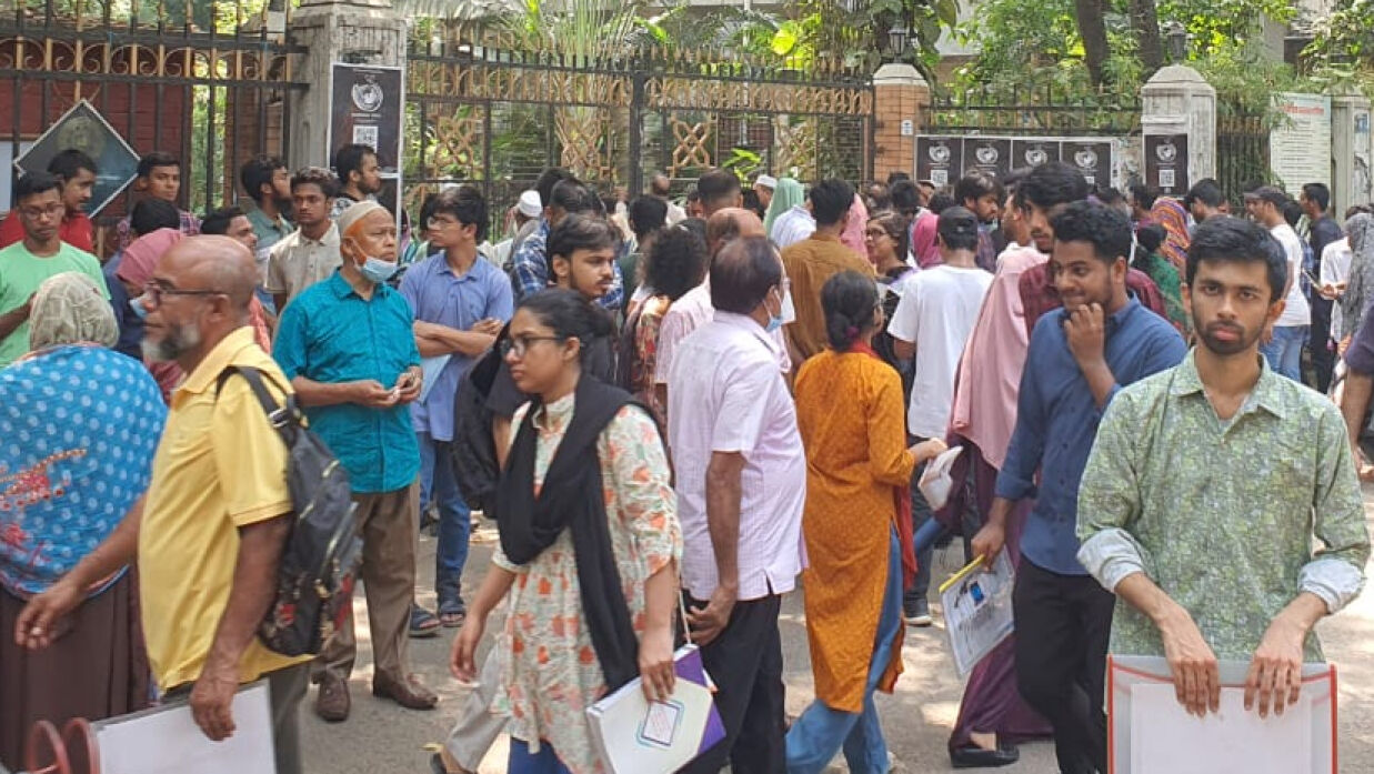কেন্দ্রে আসতে শুরু করেছেন ভর্তিচ্ছুরা