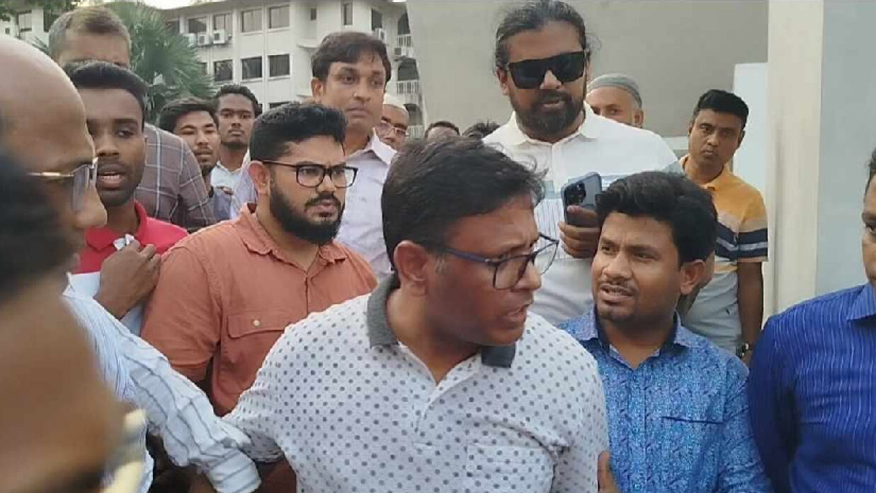 শিক্ষক সমিতির সভাপতিকে মারতে তেড়ে গেলেন কুবির আরেক শিক্ষক