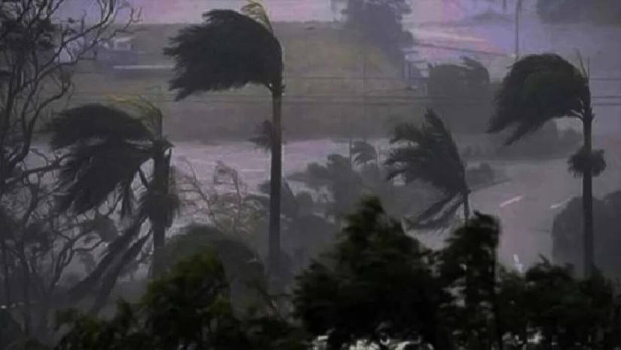 দুপুরের মধ্যে ৬০ কিমি বেগে ঝড়ো হাওয়াসহ বজ্রবৃষ্টির আভাস